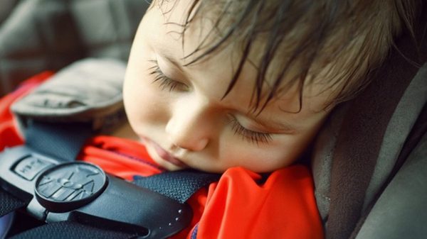 Trẻ em sẽ mệt mỏi khi ngủ ngồi trên ôtô.