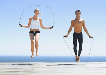 Nhảy dây không chỉ giúp bạn rèn luyện sự dẻo dai và sức mạnh cơ bắp mà còn tăng cường cường độ tim mạch và đốt cháy calo