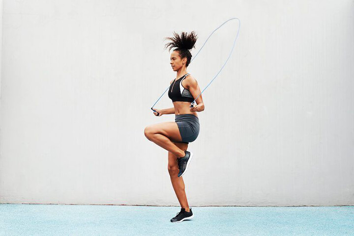 Nhảy dây nâng cao đùi giúp bạn tăng cơ giảm mỡ phần chân, đùi