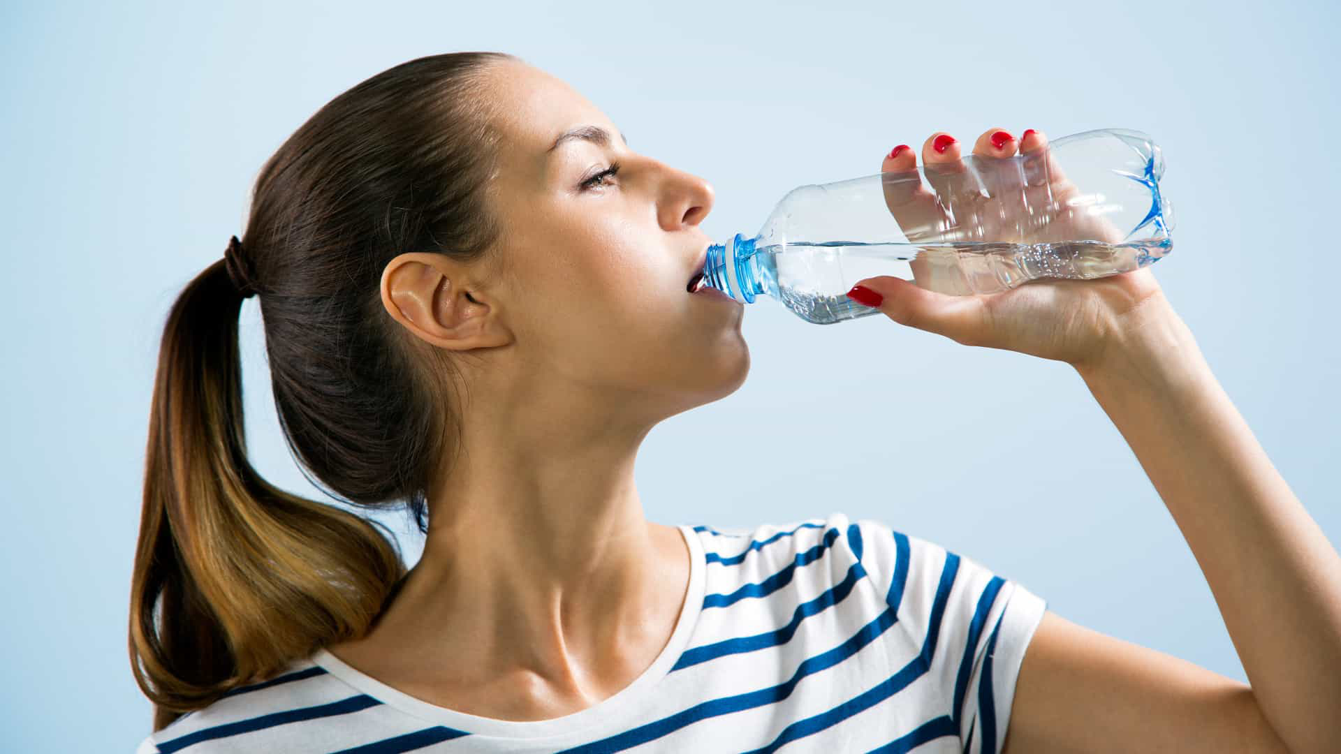 Nắng nóng làm con người đổ mồ hôi nhiều hơn, nên uống nước trước khi cảm thất khát để tránh mất nước.