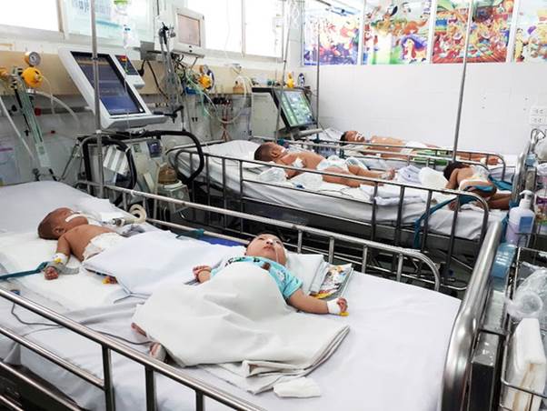 Trẻ bị Viêm não Nhật Bản nặng, phải thở máy tại BV Nhi Đồng I, TP.HCM (Ảnh: News.Zing.vn)