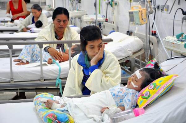 Trẻ nhập viện hàng loạt vì cúm (Ảnh: Báo mới)