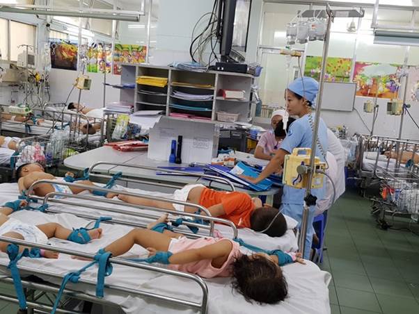 Tình trạng quá tải trẻ mắc tay – chân – miệng nhập viện tại BV Nhi Đồng I – TP.HCM (Ảnh: Vietnammoi.vn)