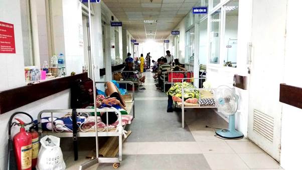 Các bệnh viện Nhi thường xuyên quá tải do bệnh nhân sốt xuất huyết tăng cao vào mùa hè