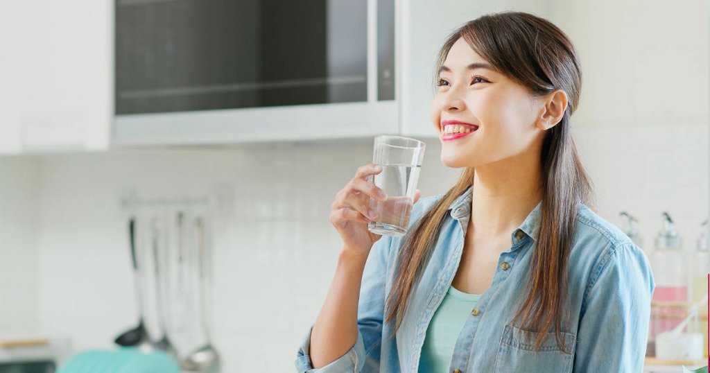 Uống đúng và đủ nước mỗi ngày sẽ giúp sức khoẻ của bạn được cải thiện