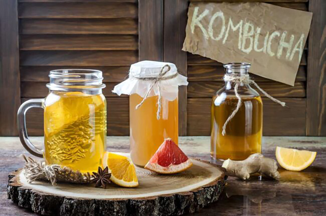 Kombucha chứa nhiều probiotic tốt cho đường ruột vì nó được tạo ra từ quá trình lên men đường trong trà bởi men vi khuẩn.