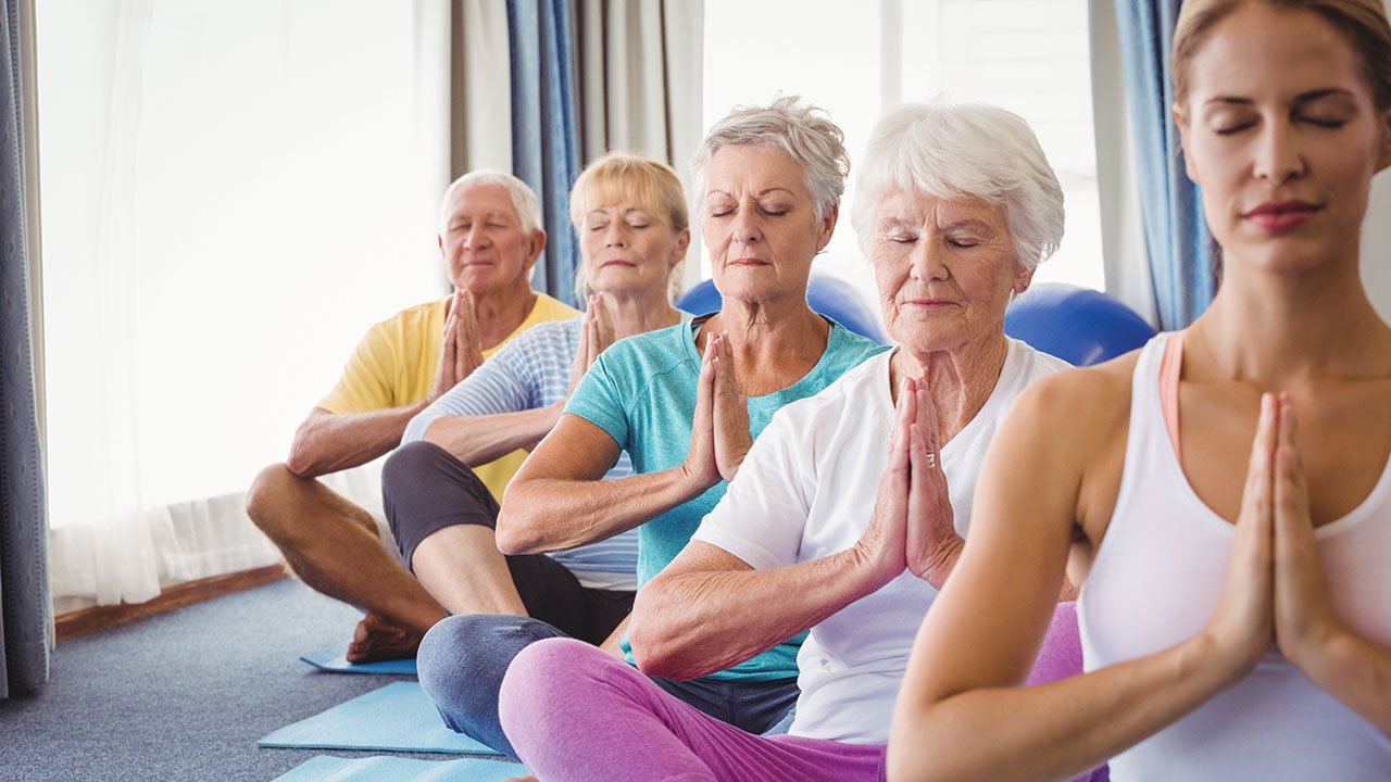 Yoga cũng có thể làm giảm đau nhức (đặc biệt là đau lưng) bằng cách tăng tính linh hoạt và dẻo dai của cơ thể.