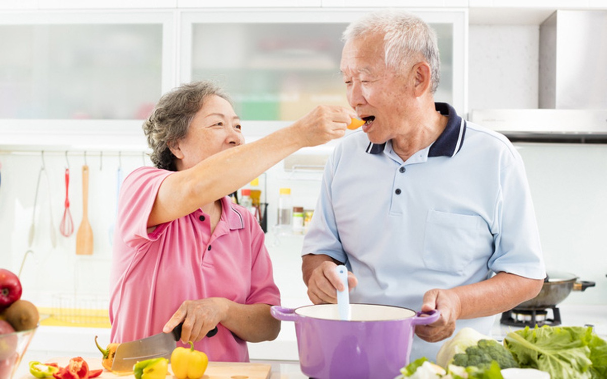 Người cao tuổi nên ăn uống khoa học, hợp lý để có đầy đủ chất dinh dưỡng cũng như năng lượng, sức khỏe cần thiết cho tuổi già
